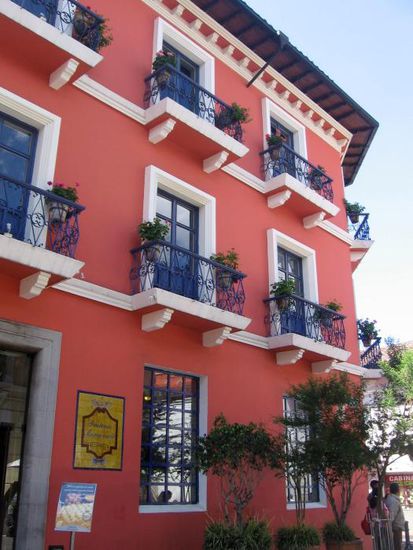 Und immer wieder schön renovierte Häuser. Hier gabs übrigens gaaaanz leckeres Frühstück.