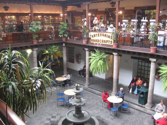 In diesem Innenhof des ehemaligen Bischofspalastes sind jetzt Boutiquen und Restaurants.