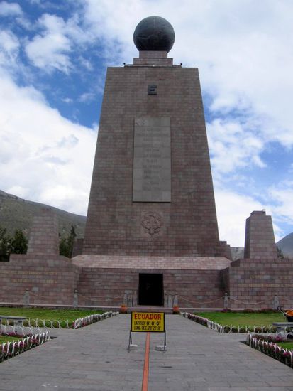 Direkt unter diesem Denkmal in Mitad del Mundo verläuft angeblich der Äquator