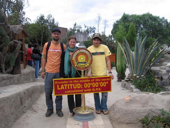 Andere behaupten, der richtige Äquator ist hier im ca. 200 Meter entfernten Museo Inti Ñan. Markus und Julia stehen übrigens auf der Nordhalbkugel und Mathias auf der Südhalbkugel 