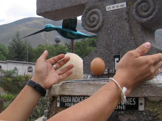 Und angeblich kann man hier besonders leicht ein rohes Ei mit dem stumpfen Ende auf einen Nagel stellen. Es funktioniert tatsächlich, allerdings haben wir das zu Hause vorher auch noch nie ausprobiert...