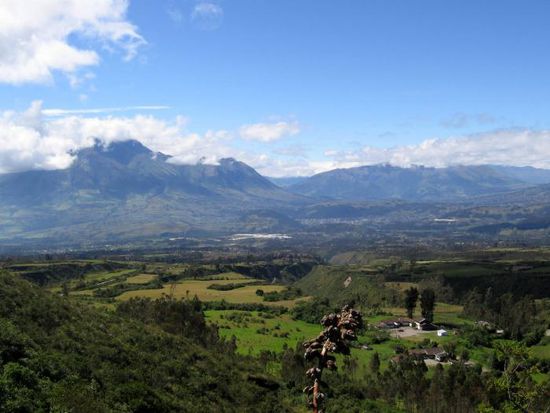 Leider waren die Gipfel der Vulkane wieder wie immer in Wolken gehüllt. Nur ab und zu konnte man einen ganz kurzen Blick erhaschen.