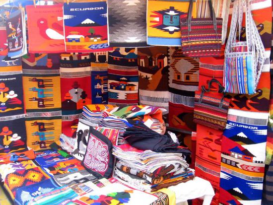Bunte Marktstände sind das Markenzeichen von Otavalo.