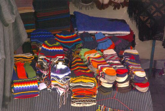 ... und daneben handgestrickte Mützen, Schals und Handschuhe.