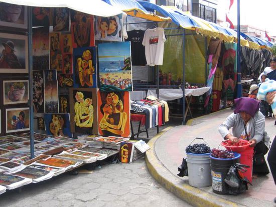 Der nächste verkauft Bilder, und auch Früchte werden kübelweise angeboten. Die Frau rechts trägt übrigens die typische Kopfbedeckung - ein zusammengefaltetes Tuch.