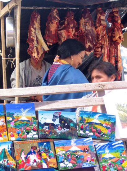 Neben Kunsthandwerk werden auch Lebensmittel direkt auf der Strasse angeboten, wie hier z.B. Fleisch. Mittlerweile haben wir uns an den Anblick schon gewöhnt.