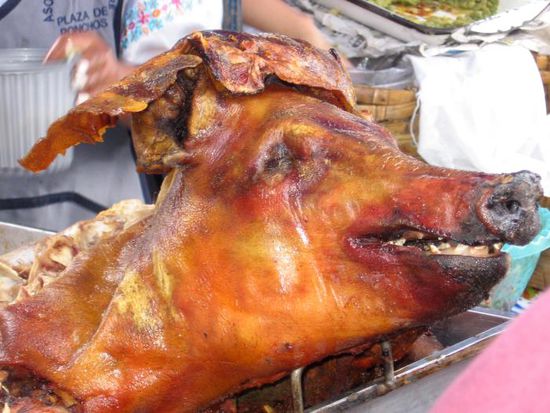 An diesen Anblick gewöhnt man sich aber nicht wirklich. In Otavalo gibt es die erwachsenen Version eines Spanferkels - eine Spansau sozusagen.