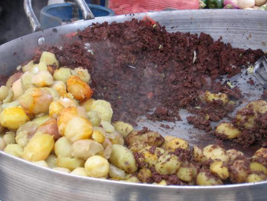 Das ist sowas ähnliches wie Blutwurst, geschmeckt hat es hervorragend. Was genau drin ist, will man besser gar nicht wissen.