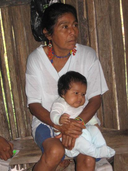 Eine Dorfbewohnerin mit ihrem kleinen Kind