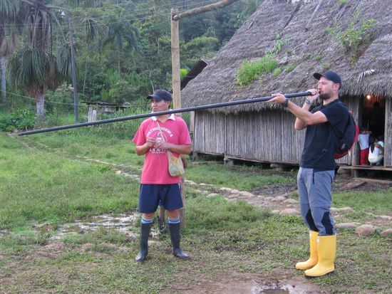 Wir durften auch unsere Geschicklichkeit mit dem Blasrohr ausprobieren ...