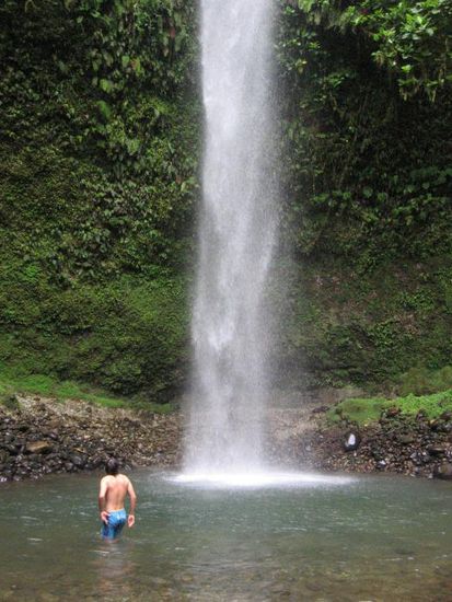 Der erste Wasserfall auf unserem Weg. Mathias ging als einziger in dem kalten Wasser baden.