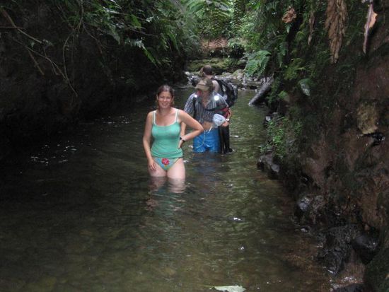 Das Wasser stand uns teilweise bis zur Hüfte. Es war aber der einzige Weg um zum zweiten Wasserfall zu gelangen, das letzte Stück mussten wir sogar schwimmen!