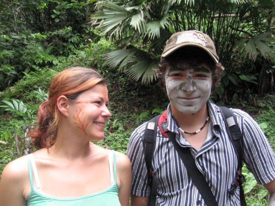 Die Farbe für Julias Bemalungen stammt aus Baumsamen, und Mathias hat sich für einen schöneren Teint Lehm ins Gesicht geschmiert