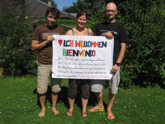 Nach eintägiger Verspätung ist auch Mathias endlich wieder zu Hause! Und bei so einem herzlichen Empfang fühlt man sich gleich wieder wohl in der Heimat