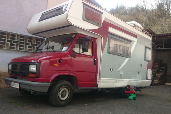 Das ist es also, unser Wohnmobil. Und die Reifen werden gerade genau inspiziert 