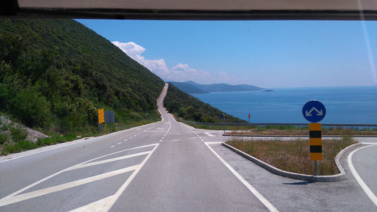 Auf dem Weg nach Montenegro, vorbei an kleinen Dörfern und dann immer der Küste entlang. Hier an der Kreuzung geht es rechts weg zum südlichsten Zipfel von Kroatien.