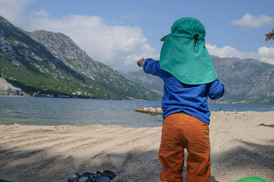 Georg zeigt wo es lang geht. Ins Wasser.