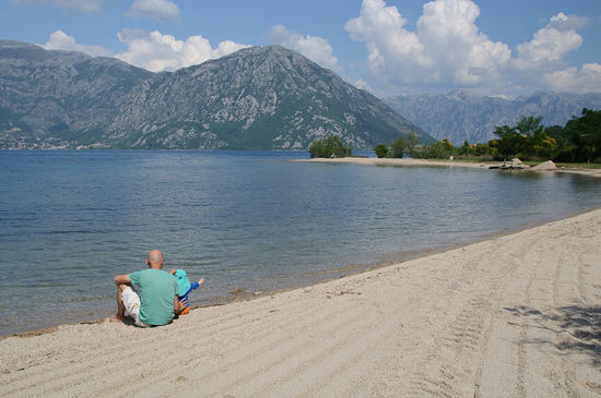 Schöner Strand in Morinj.