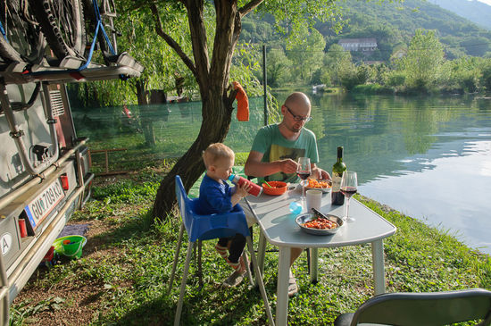 Abendessen direkt am Fluss.