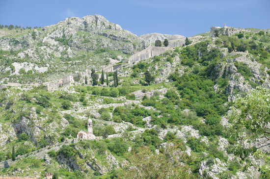 Die Befestigungsmauern führen weit auf den Berg hoch bis zur Burg