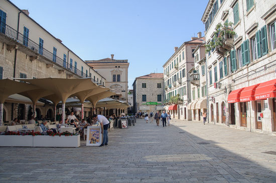 Man gelangt zuerst auf einen grossen Platz