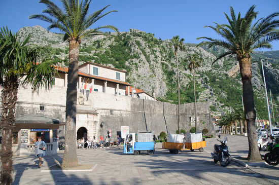Zurück vor dem Stadttor. Der kleine Zug ist die Müllabfuhr