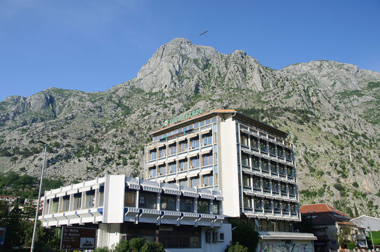 Vor unserem Parkplatz dann dieses Gebäude