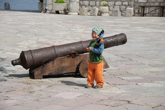 mit einer Kanone davor.