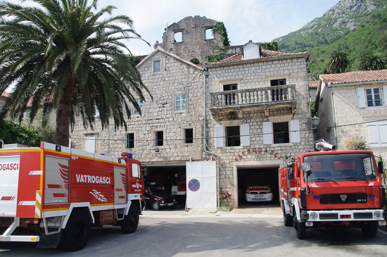 Die Feuerwehr in Perast ist auch gut ausgestattet.
