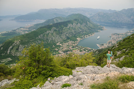 Von einem Aussichtspunkt entlang der Strecke genießen wir den Blick auf die Bucht von Kotor.
