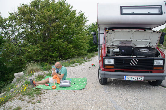 Der Motor braucht eine Pause, das nutzen wir für ein Picknick mit Aussicht.