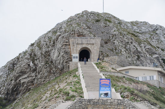 Der Eingang zum Tunnel der über 400 Stufen zum Mausoleum führt. Genug Zeit für Georg sein Echo zu testen.