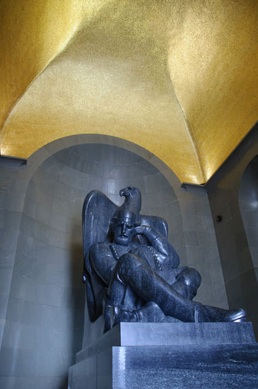 Im Mausoleum. Die Statue von Njegos, dem montenegrinischen Nationaldichter der hier begraben liegt, wurde aus nur einem großen Stück Granit gefertigt.