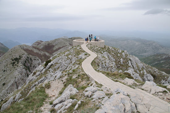 Eine Aussichtsplattform hinterm Mausoleum. War auch bei schlechtem Wetter beeindruckend. Bei guter Sicht schweift der Blick über die montenegrinischen Alpen und auf der anderen Seite sogar bis Italien.