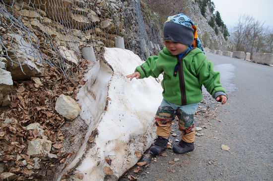 Georg freut sich über Schneereste. Sein Kommentar: „Snee, nass“