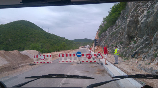 Auf dem Weg nach Budva stehen wir plötzlich vor dieser Strassensperre. Markus versucht sein Glück beim Bauarbeiter, aber es hilft nix. Wir müssen umdrehen und später wieder kommen.