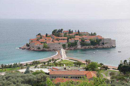 Sveti Stefan. Das einstige Fischerdorf, das jetzt eine rießiges Luxusresort ist. Uns Normalverdienern bleibt der Zugang zur Insel untersagt.