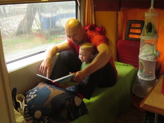 Es schüttet wie aus Kübeln. Da hilft nur Schlechtwetterprogramm im Wohnwagen.