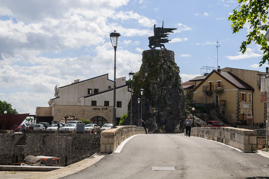 Am Ortseingang von Virpazar
