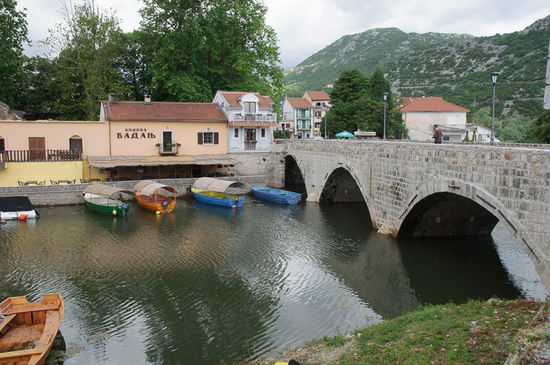 Viele Ausflugsboote warten auf die Touristen
