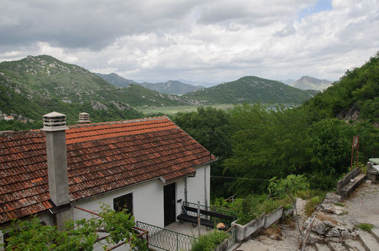 Es liegt ein wenig oberhalb des Sees