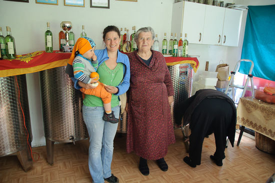 Bei den zwei alten Frauen, die uns Wein und Schnaps verkauft haben. Der Wein wird hier gerade in die Flasche abgefüllt.