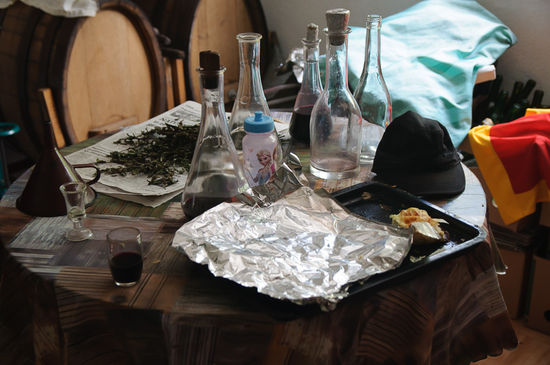 Das letzte Stück Strudel, das in Georgs Bauch landen wird. Und Kräuter für den Schnaps.