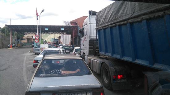 Und so sieht der Grenzübergang dann aus. Ellbogen raus!