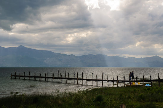 Wolkenverhangener Blick auf die montenegrinischen Berge