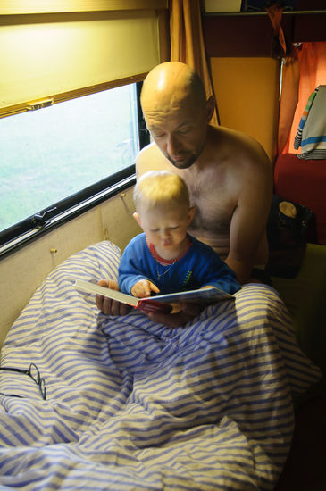 Morgenritual. Bilderbuchschauen mit Papa.