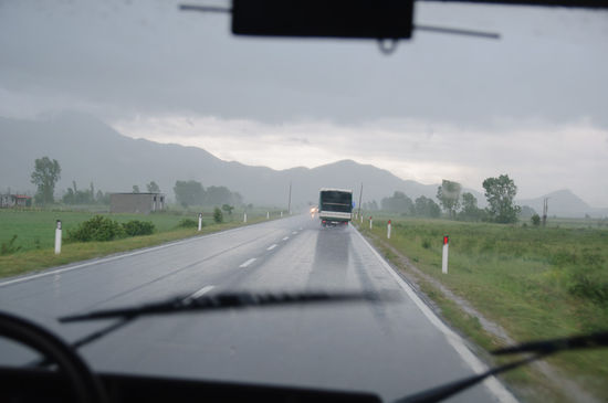 Auf dem Weg zur Lagune von Patok. Wir versuchen schneller zu sein als das Gewitter das uns verfolgt.
