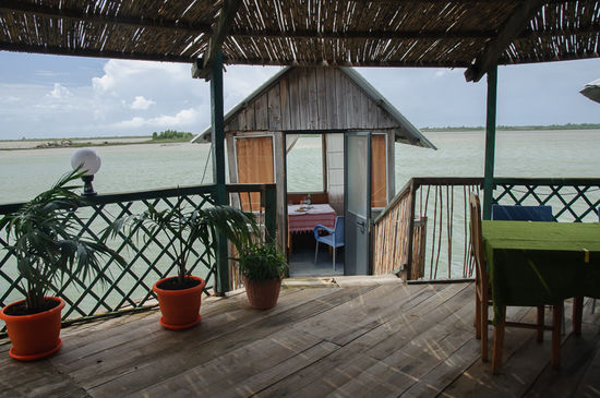 Und in den kleinen Häusern stehen die Tische der Restaurants. Das hier war unserer.