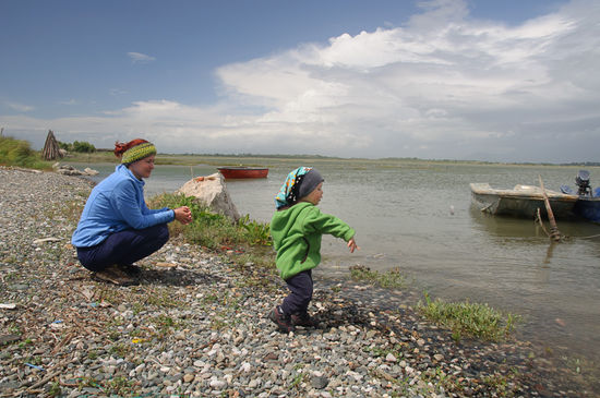 Steine werfen. Georgs Lieblingsbeschäftigung, immer noch.