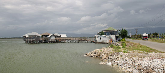 So sehen die traditionellen Stelzenhäuser aus. Mit einem Steg sind sie mit dem Festland verbunden.
